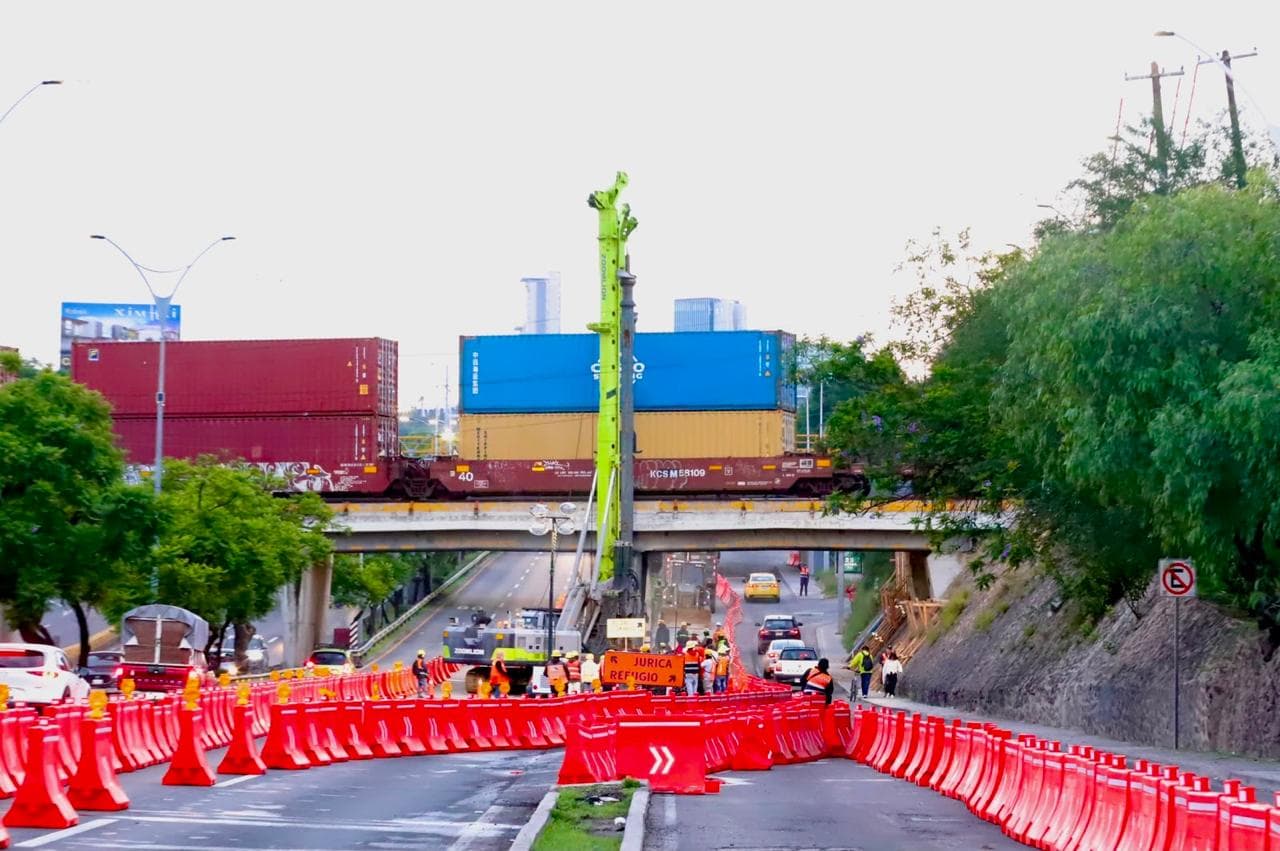 Implementan ajustes viales temporales en Bernardo Quintana por obra del tren México–Querétaro
